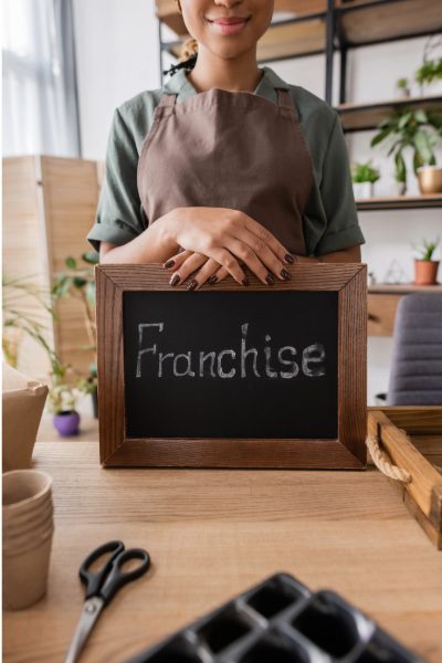 Franchise-Systeme werben mit bekannten Marken, erprobten Konzepten und Unterstützung in Aufbau und Betrieb
